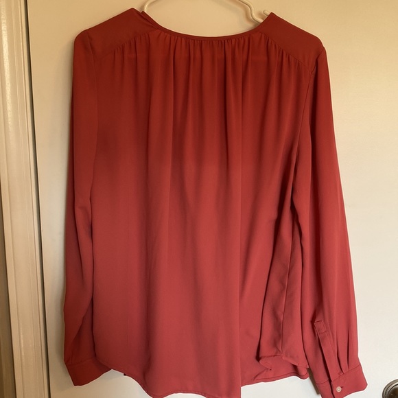 Adorable button-up blouse. - Picture 4 of 4